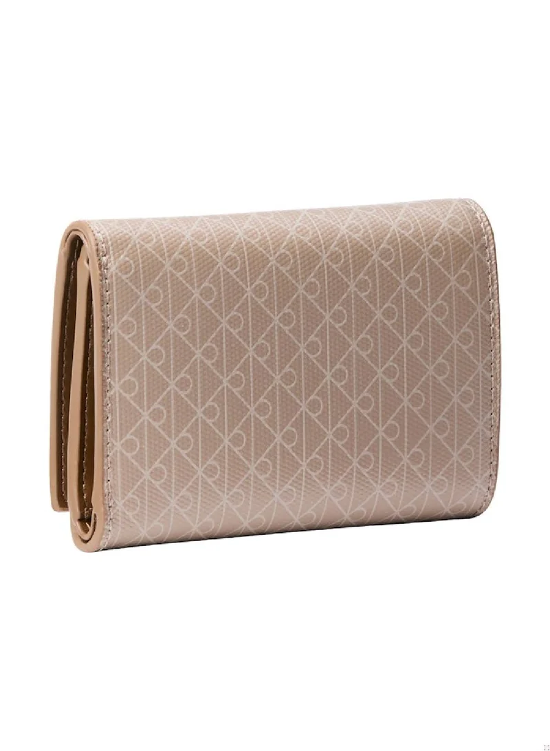 كالفن كلاين حقيبة ثلاثية الطية بشعار